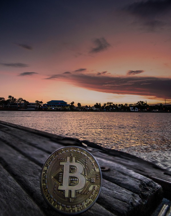 Cryptocurrency network graphic representing an XMR to USDT conversion